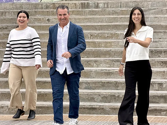 Integrantes del equipo de Velo bajando una escalera, riéndose